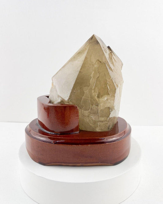 Ponta de Cristal Bruta na Base de Madeira Marrom 888 gramas