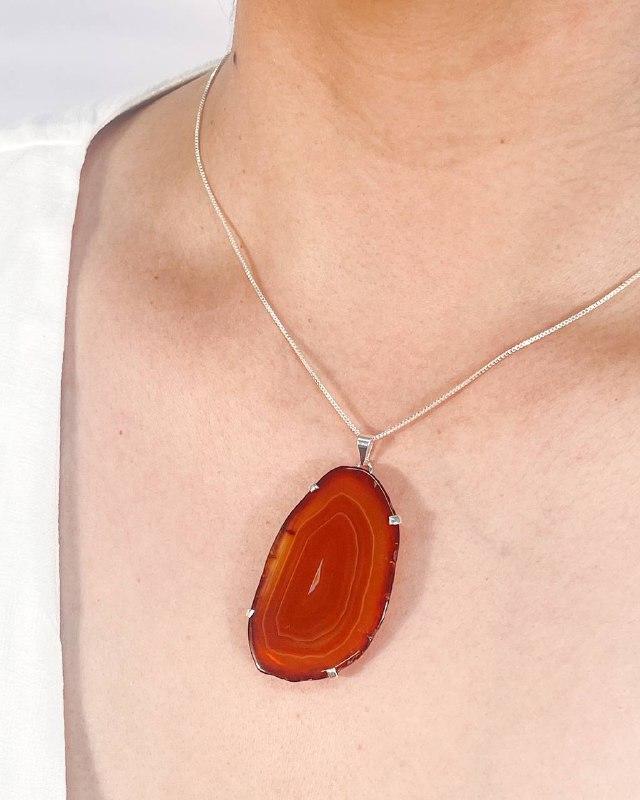 Colar Chapa de Ágata Vermelha com Garra Banhado Prata