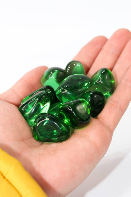 Pedra Obsidiana Verde Rolada 12 a 15 gramas