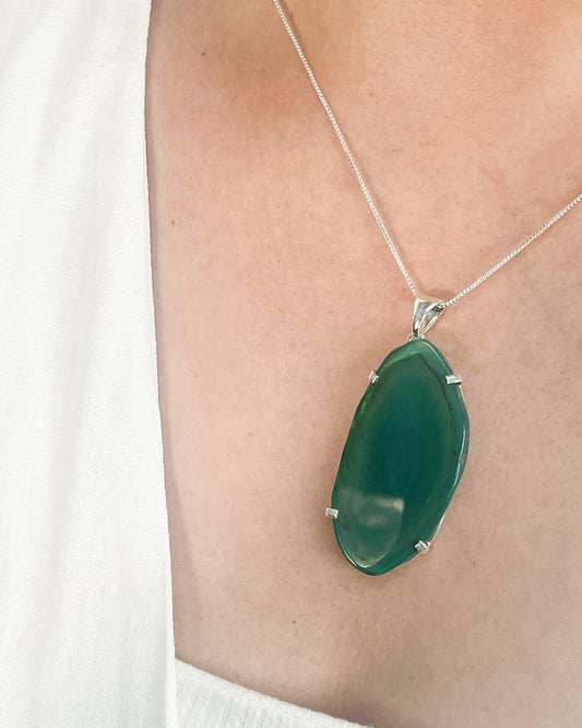 Colar Chapa de Ágata Verde com Garra Banhado Prata