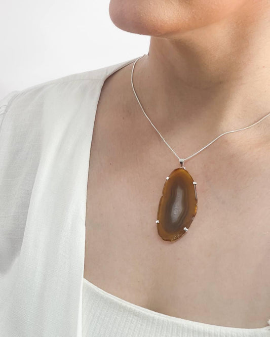 Colar chapa de Ágata natural com garra Banhado Prata