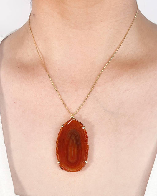Colar Chapa de Ágata Vermelha com Garra Banhado Ouro