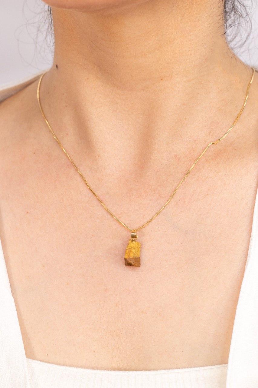 Pingente Olho de Tigre bruto Banhado Ouro