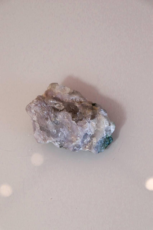 Pedra Turmalina Verde no Quartzo Cristal Bruto 84 gramas