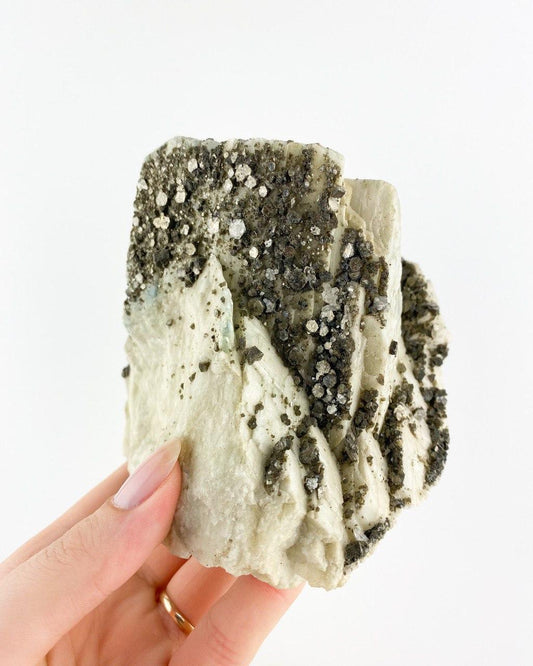 Pedra Mica com Albita Bruta 896 gramas