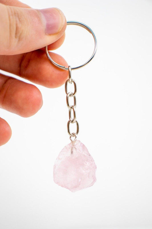 Chaveiro Quartzo Rosa Bruto prateado