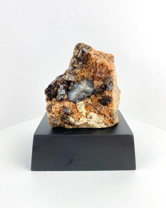 Pedra Granada Espessartita Grossulária na base de Madeira Preta 546 gramas