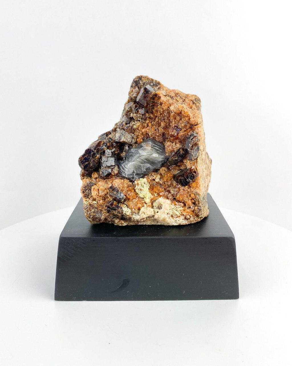 Pedra Granada Espessartita Grossulária na base de Madeira Preta 546 gramas