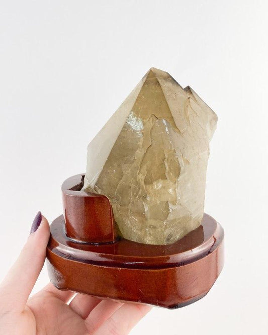 Ponta de Cristal Bruta na Base de Madeira Marrom 888 gramas