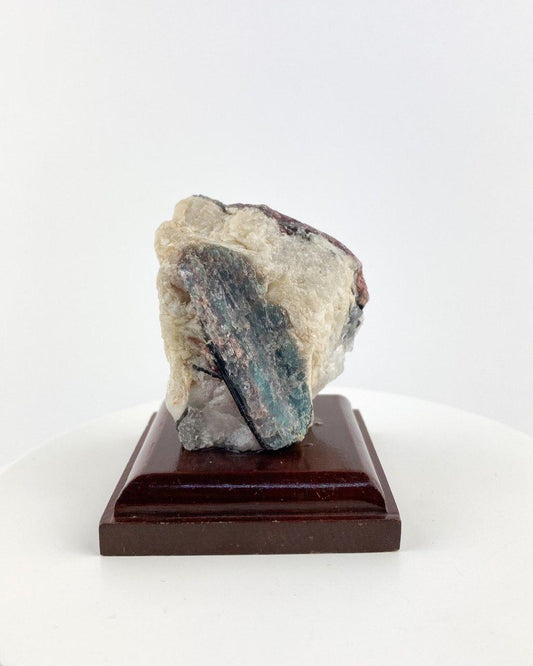 Pedra Turmalina Rubelita Bruta na Matriz Base de Madeira 164 gramas