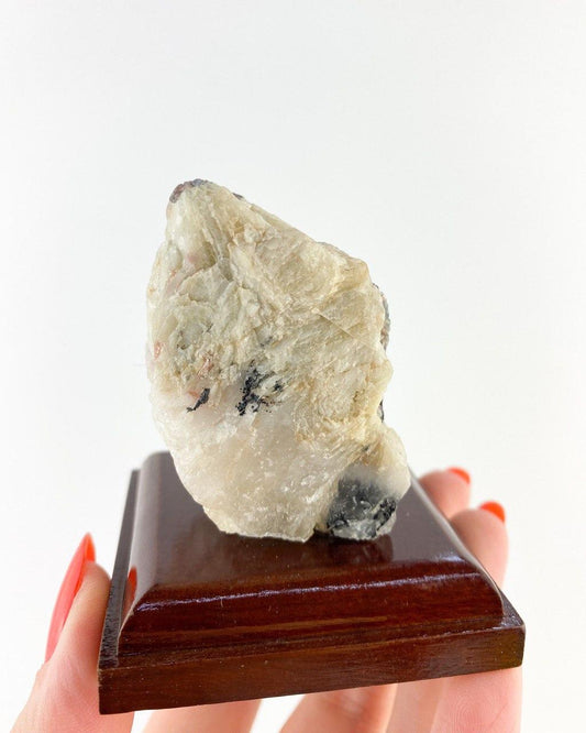 Pedra Turmalina Rubelita Bruta na Matriz Base de Madeira 164 gramas