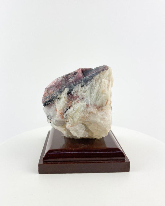 Pedra Turmalina Rubelita Bruta na Matriz Base de Madeira 164 gramas