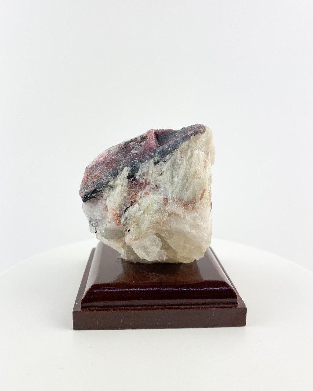 Pedra Turmalina Rubelita Bruta na Matriz Base de Madeira 164 gramas