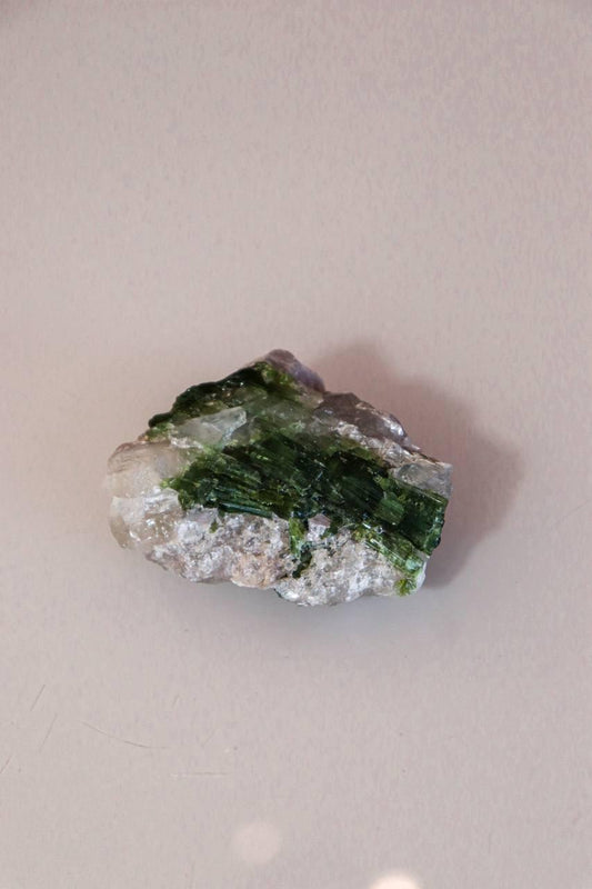 Pedra Turmalina Verde no Quartzo Cristal Bruto 84 gramas