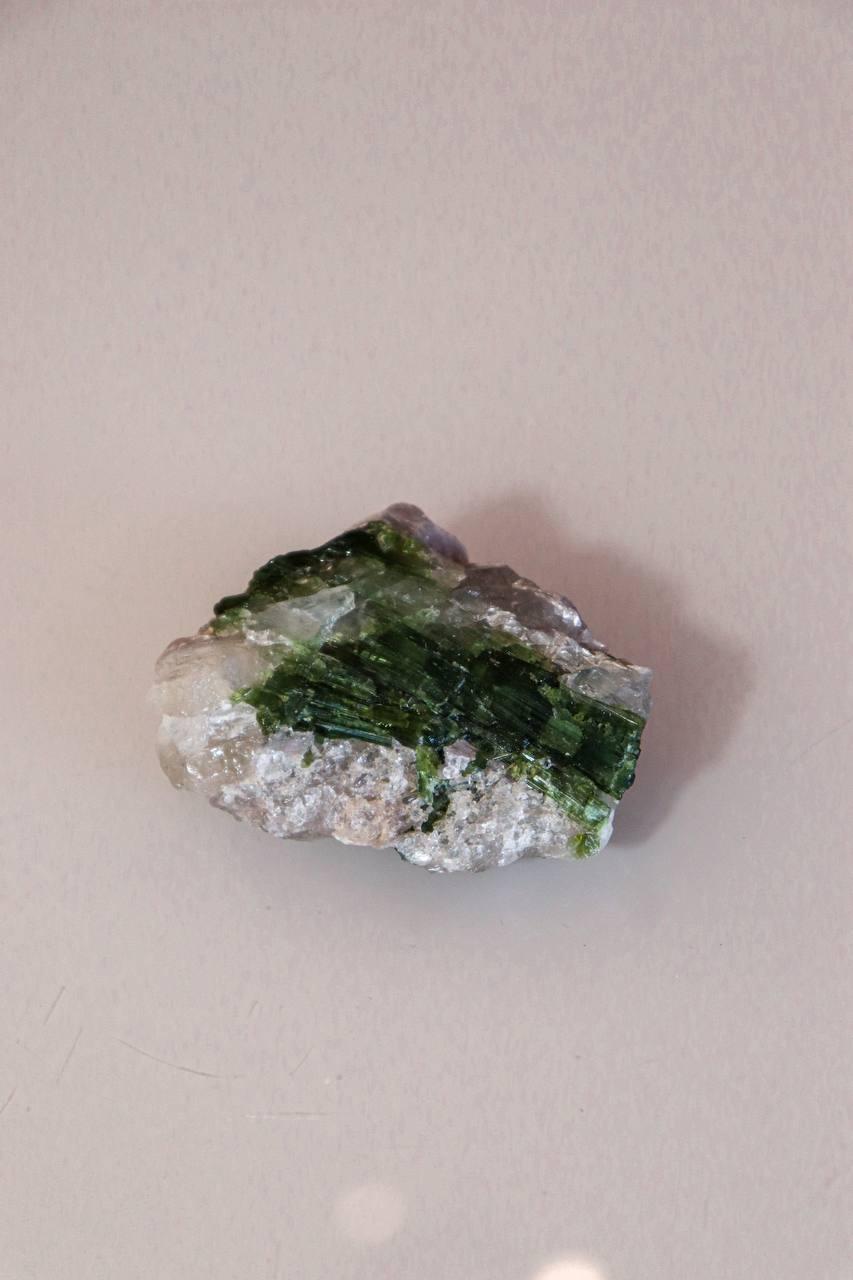 Pedra Turmalina Verde no Quartzo Cristal Bruto 84 gramas