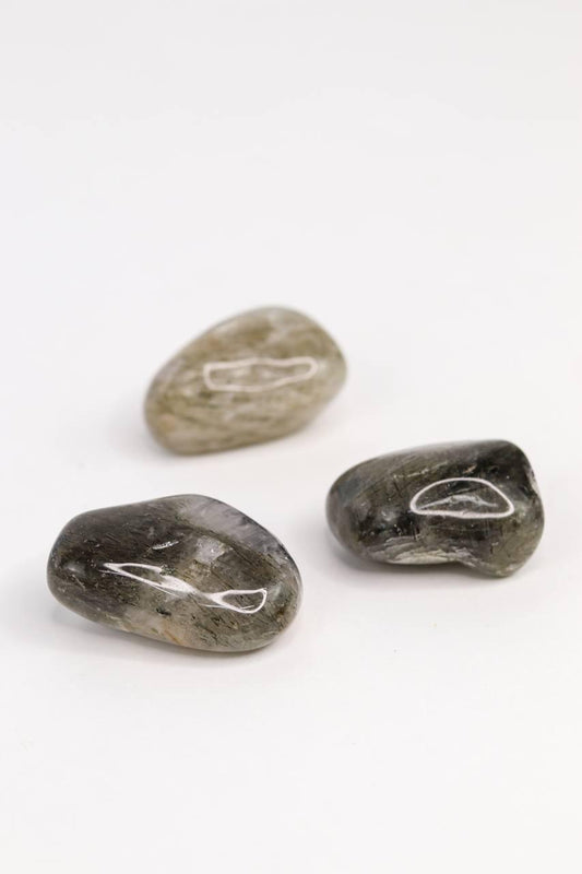 Pedra de Quartzo com Turmalina Verde Rolado 12 a 17 gramas