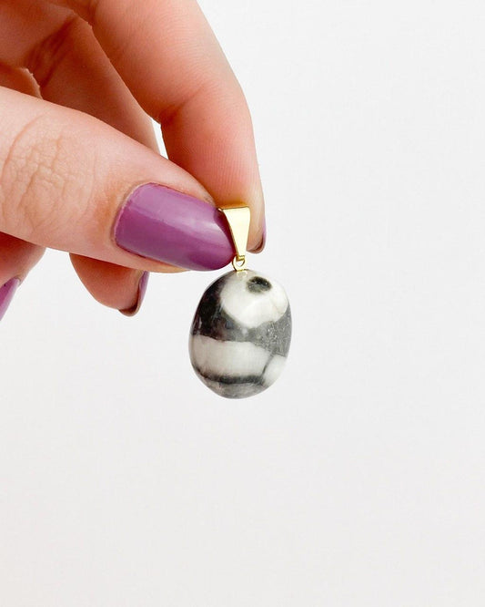 Pingente Zebra Stone Rolada com Pino Banhado Ouro
