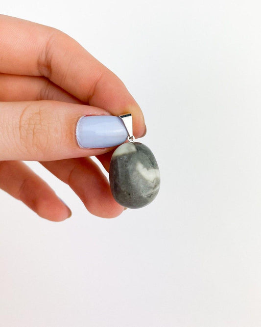 Pingente Zebra Stone Rolada com Pino Banhado Prata