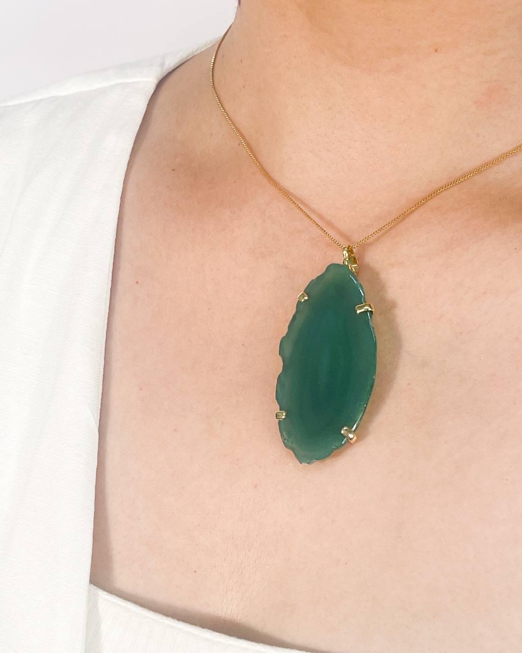 Colar Chapa de Ágata Verde com Garra Banhado Ouro