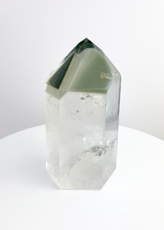 Ponta Polida Cristal Quartzo com Clorita Fantasma 775 gramas