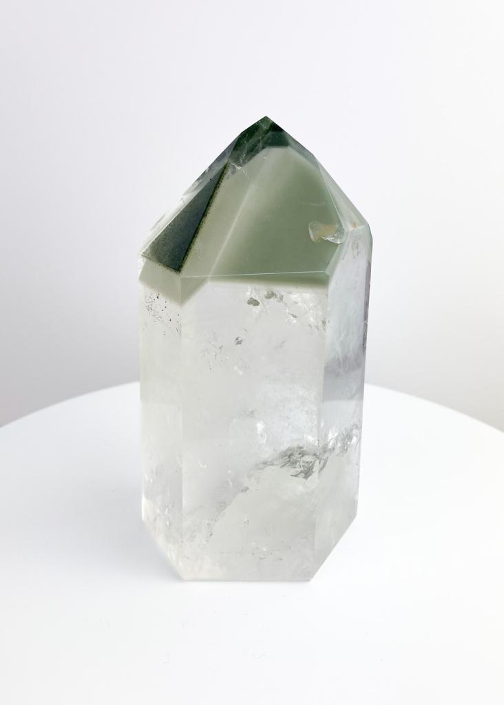 Ponta Polida Cristal Quartzo com Clorita Fantasma 775 gramas