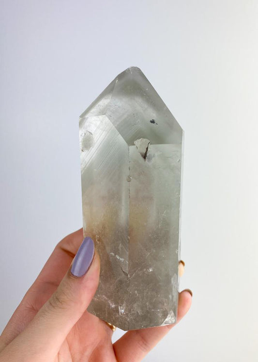 Ponta Polida Cristal Quartzo com Clorita Fantasma 775 gramas