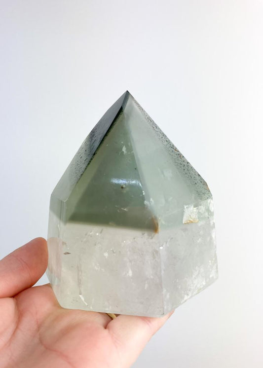Ponta Polida Cristal Quartzo com Clorita Fantasma 835 gramas