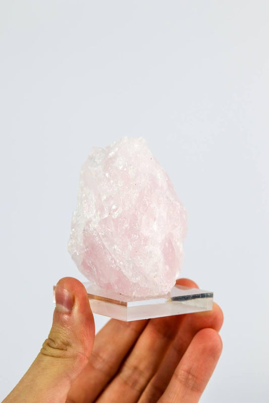 Quartzo Rosa Bruto Pequeno na Base Acrílica