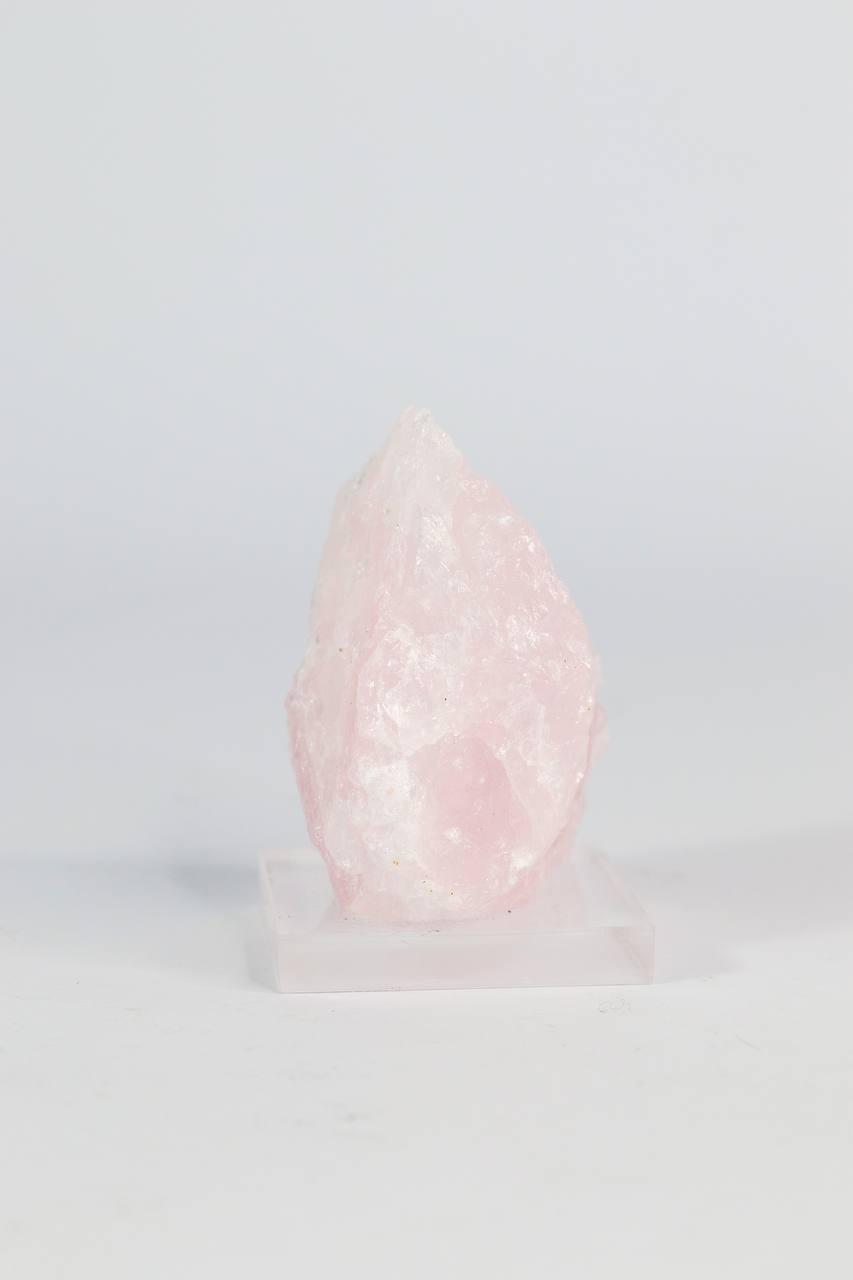 Quartzo Rosa Bruto Pequeno na Base Acrílica