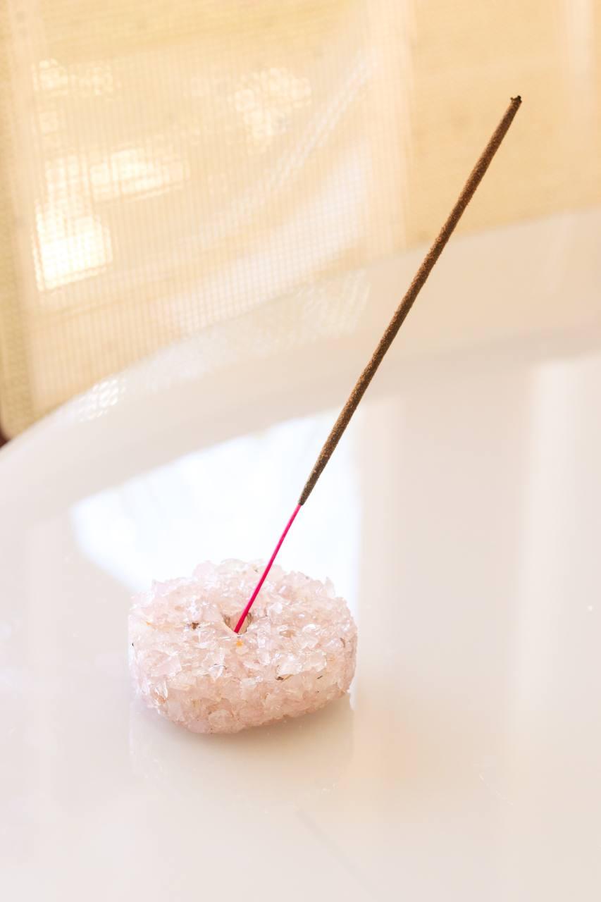 Incensário Cascalho Micro Quartzo Rosa