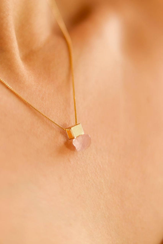 Colar Quartzo Rosa Cubo Banho Ouro