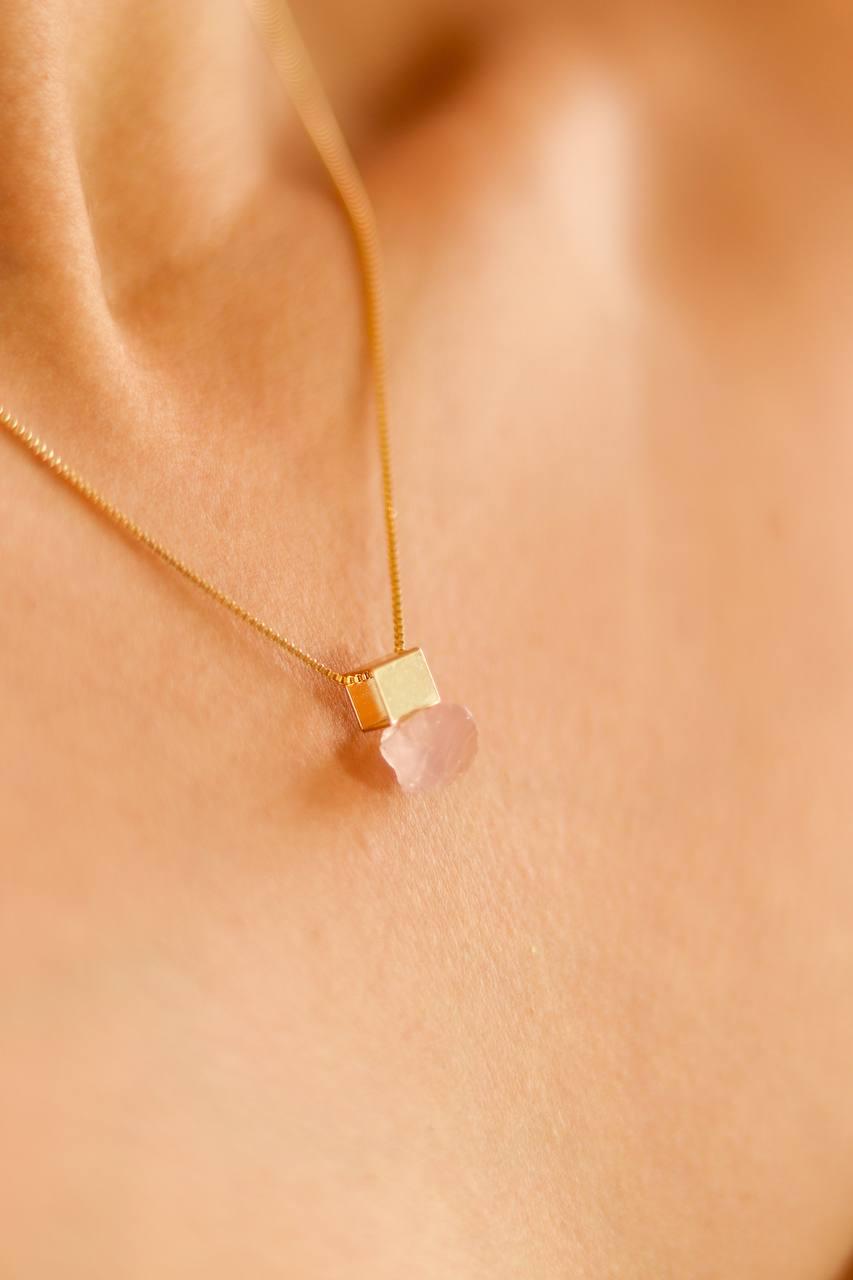 Colar Quartzo Rosa Cubo Banho Ouro