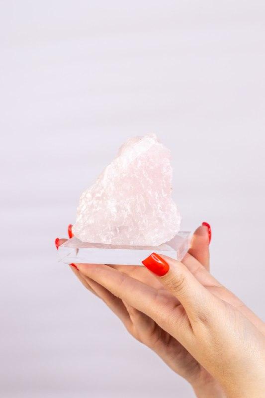 Quartzo Rosa Bruto Médio na Base Acrílica
