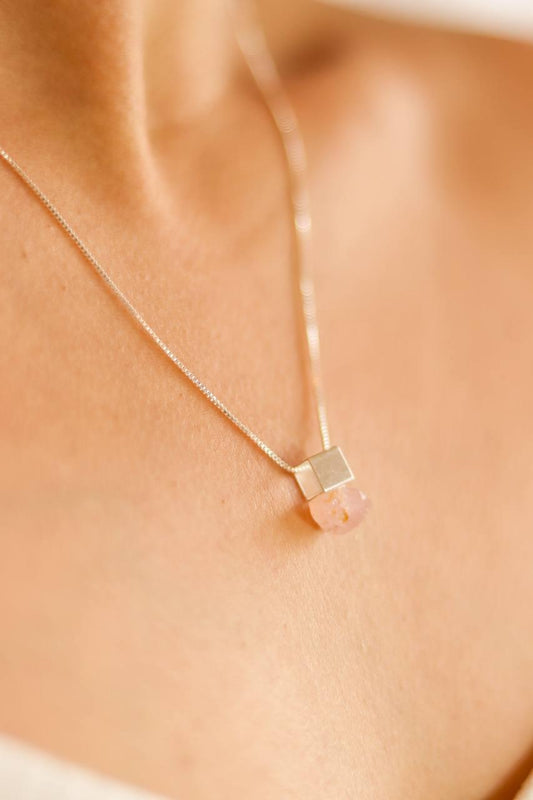 Colar Quartzo Rosa Cubo Banho Prata