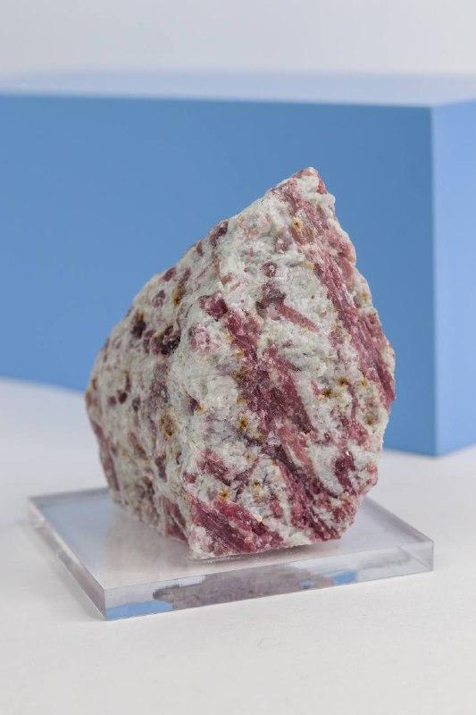 Pedra Turmalina Rubelita Bruta Base Acrílico 527 gramas