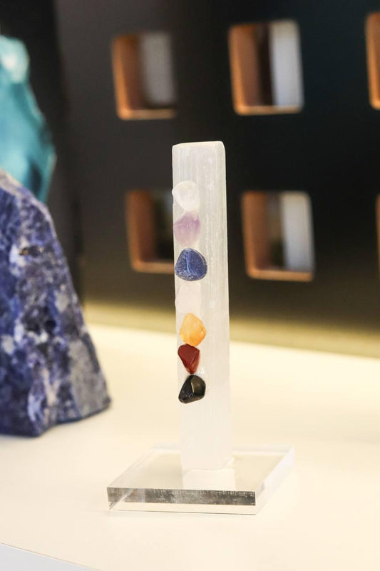 Pedra Selenita Branca 7 Chakras na Base de Acrílico