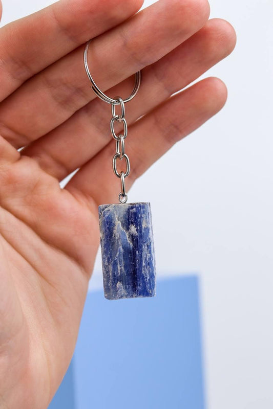 Chaveiro Cianita azul bruta prateado