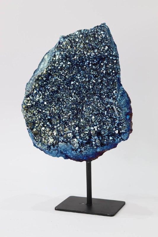 Drusa Quartzo Titânio Blue na Base Metal Preta 1,561Kg