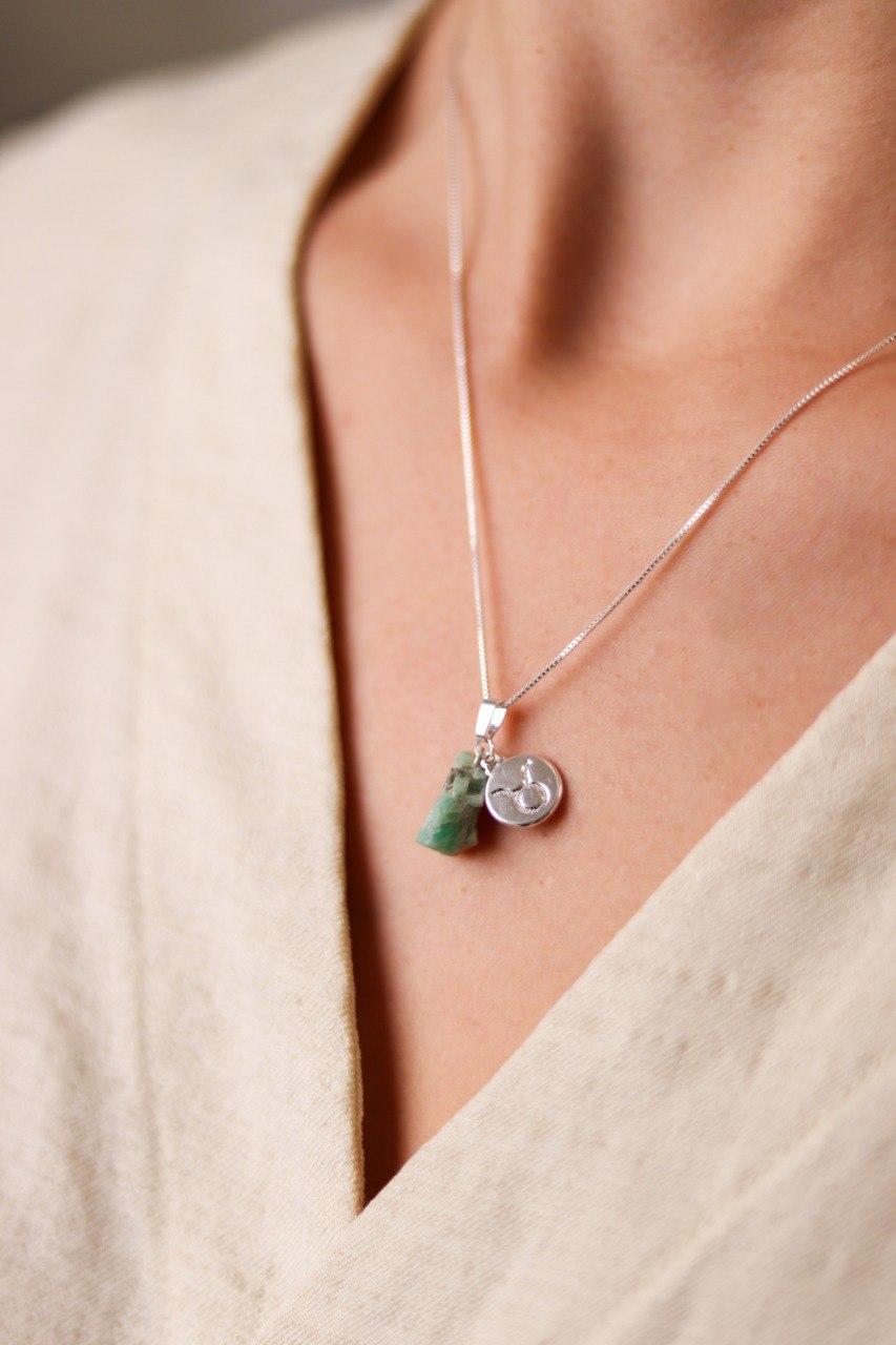 Colar Signo Touro - Pedra Esmeralda Bruta banhado Prata