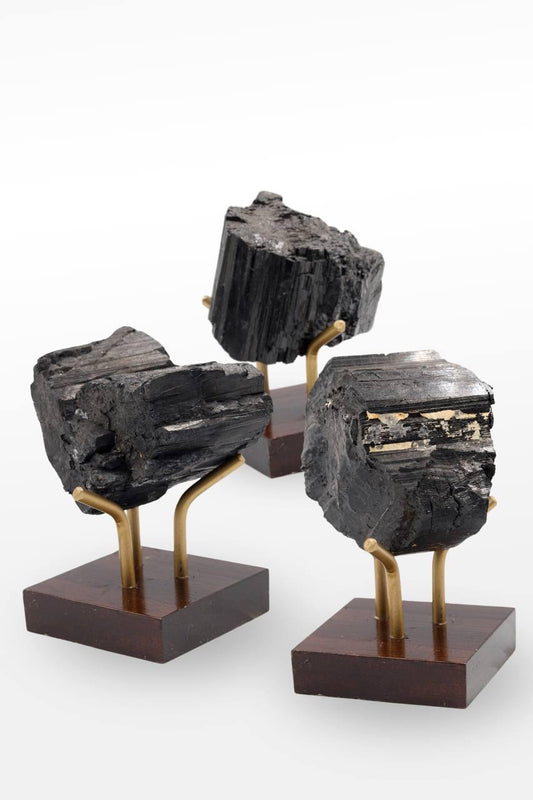 Pedra Turmalina Preta Bruta na Base Madeira Marrom