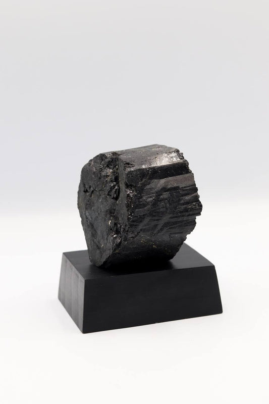 Pedra Turmalina Negra Bruta com Base Madeira Preta 684 gramas