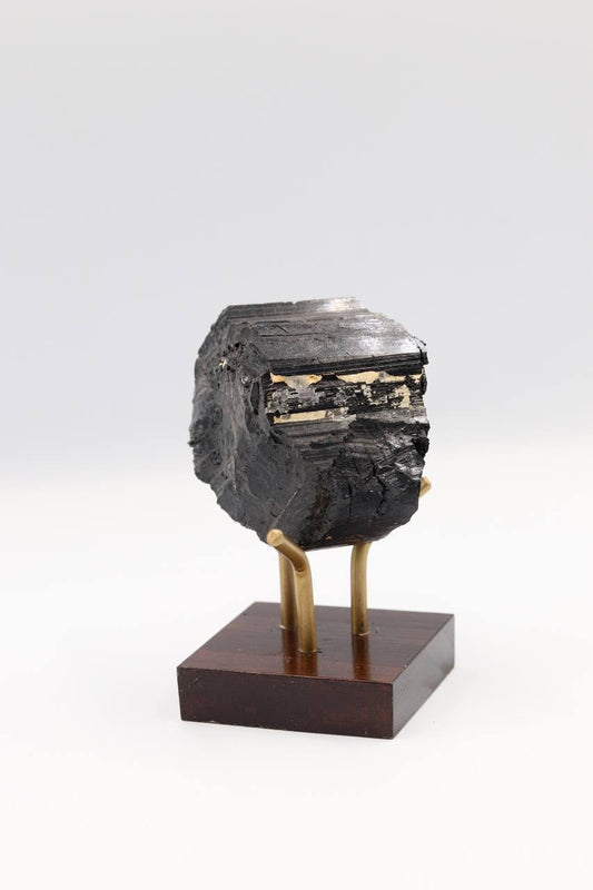 Pedra Turmalina Preta Bruta na Base Madeira Marrom