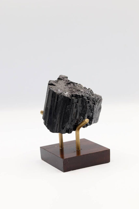 Pedra Turmalina Preta Bruta na Base Madeira Marrom