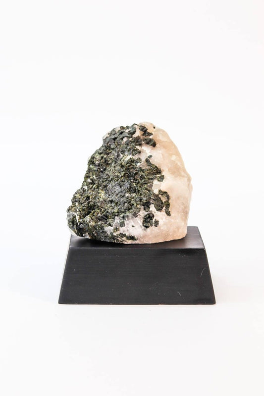Pedra Turmalina Verde no Quartzo na Base Madeira Preta 252 a 387 gramas