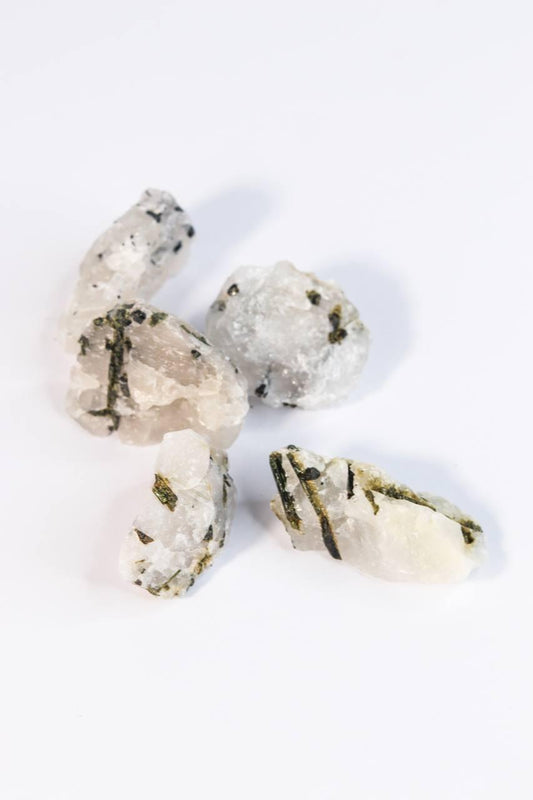 Pedra Turmalina Verde no Quartzo Cristal Bruto 30 a 44 gramas