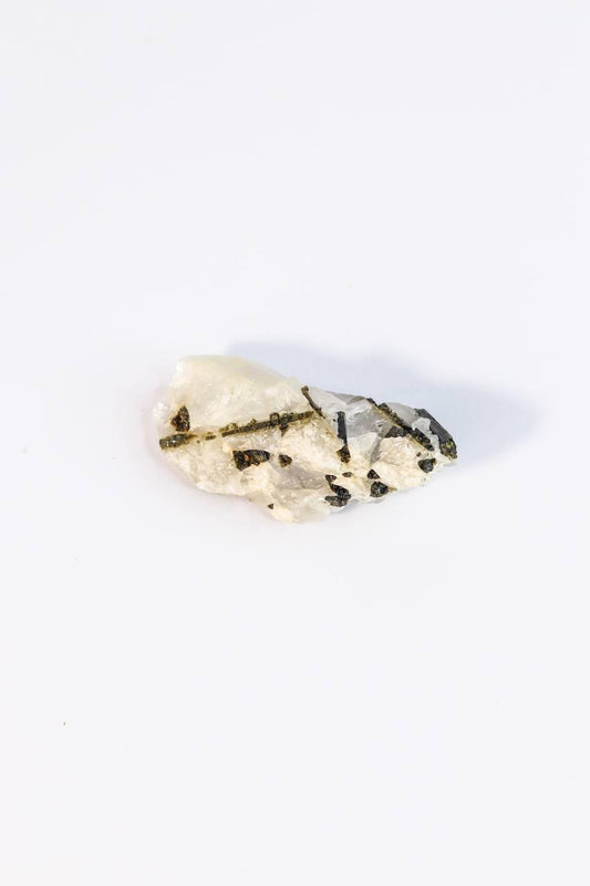Pedra Turmalina Verde no Quartzo Cristal Bruto 30 a 44 gramas