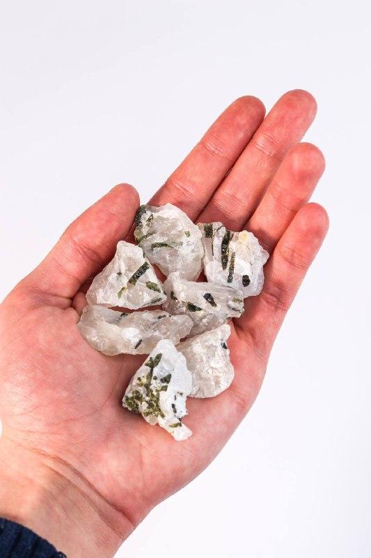 Pedra Turmalina Verde no Quartzo Bruto 10 a 19 gramas