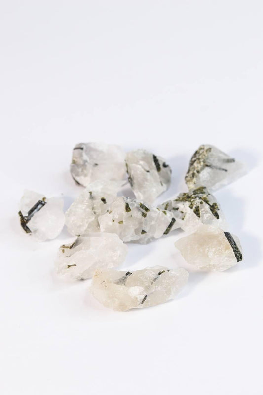 Pedra Turmalina Verde no Quartzo Bruto 10 a 19 gramas