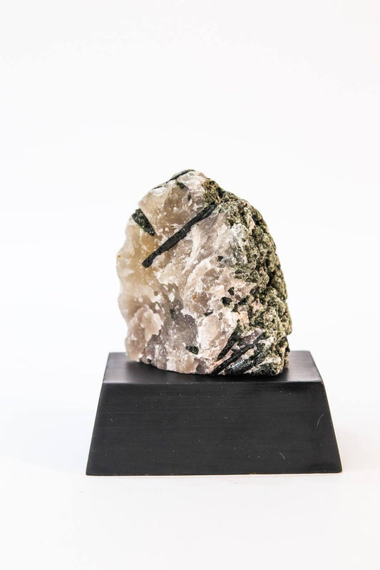 Pedra Turmalina Verde no Quartzo na Base Madeira Preta 252 a 387 gramas