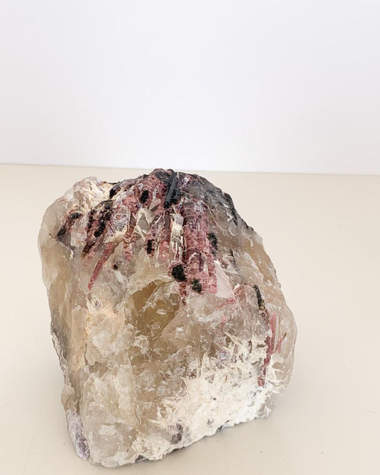 Pedra Turmalina Vermelha e Verde no Quartzo Bruta 1,003kg
